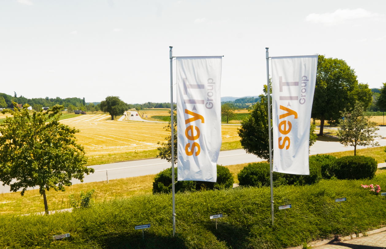 sey-IT Group Fahnen am Firmenstandort